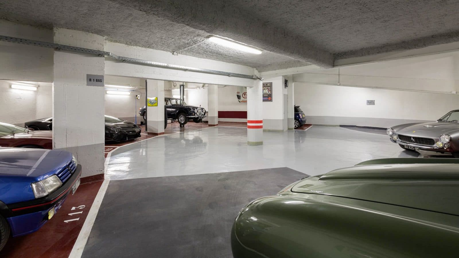Allée du garage avec les voitures sous les néons